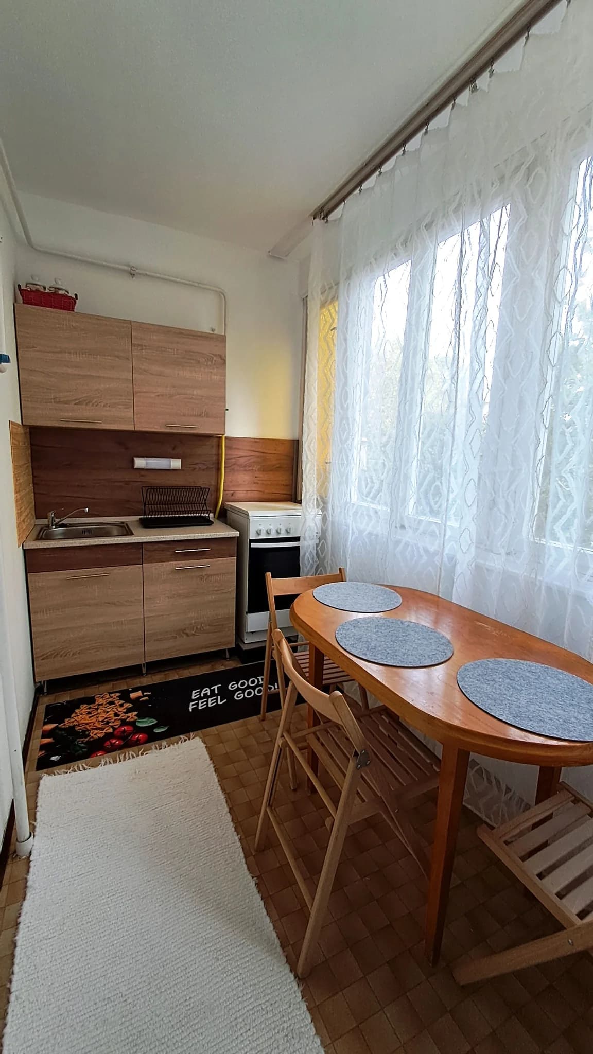 Poroszlay úti 2 szobás, erkélyes, zárt udvari parkolós lakás kiadó